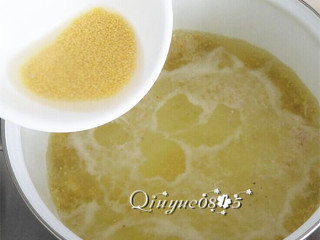 3、藜麦杂粮小米粥,水开放入淘好的小米