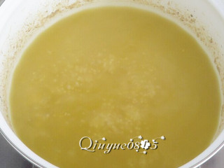 4、藜麦杂粮小米粥,中火煮至喜欢的粘稠度