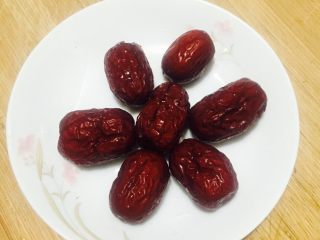 2、小米栗子粥,把红枣洗干净备用