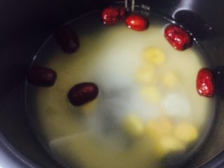 3、小米栗子粥,小米洗净、板栗、红枣一起倒进电饭锅内加入开水