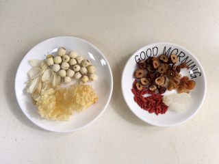 1、银耳莲子百合汤,准备好需要的食材。
