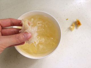 4、银耳莲子百合汤,把泡发好的银耳去根，撕成小碎块。