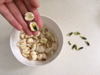 5、银耳莲子百合汤,把泡好的莲子去芯。