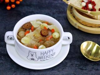 14、银耳莲子百合汤,盛到碗里开吃吧。