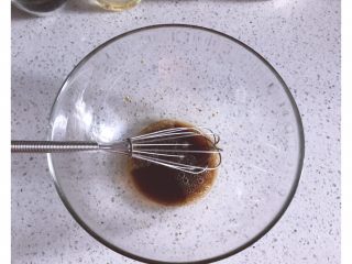 2、燕麦芝麻核桃酥－低卡又香酥的小饼干,糖加水搅拌至融化