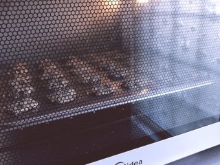 12、燕麦芝麻核桃酥－低卡又香酥的小饼干,放入预热好的烤箱170度，中层，上下火18分钟左右，烤至边缘金黄，出炉冷却后密封保存，刚出炉的饼干是有点软的，彻底冷却后会变得十分的酥脆～