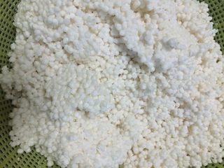 1、红蓝水晶粽子,把西米洗湿沥干