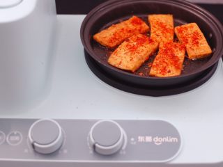 11、香辣煎豆腐,稍微煎一下即可关火。