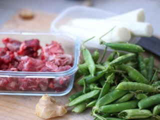 1、山药豌豆排骨汤,准备食材。