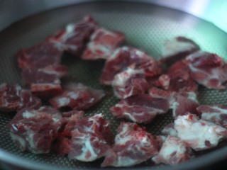 2、山药豌豆排骨汤,凉水入锅，倒入排骨，煮出骨头里的血水。