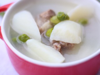 12、山药豌豆排骨汤,出锅前加入少许鸡精。