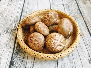 1、#一碗面条# 肉末香菇酱拌面,鲜香菇6朵。