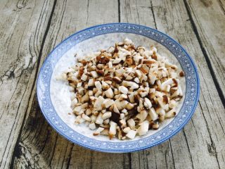 2、#一碗面条# 肉末香菇酱拌面,把香菇洗干净，切成碎末。