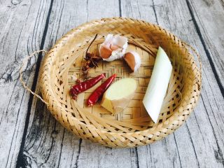 3、#一碗面条# 肉末香菇酱拌面,葱姜蒜等佐料。