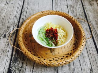 4、#一碗面条# 肉末香菇酱拌面,把葱姜蒜都切成末，辣椒切段。