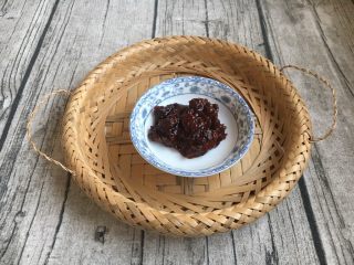 5、#一碗面条# 肉末香菇酱拌面,准备好郫县豆瓣酱。