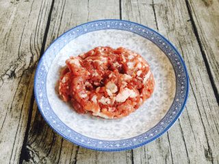 6、#一碗面条# 肉末香菇酱拌面,切好的肉末。 在超市让工作人员用机器切了3遍，这样的肉末有颗粒感。