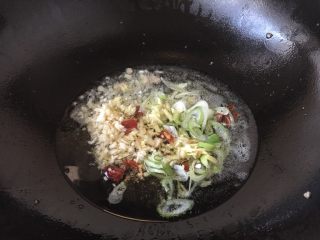 7、#一碗面条# 肉末香菇酱拌面,热锅凉油，先放入八角炒香，然后放入葱姜蒜、辣椒段、花椒粒爆香。 爆香后尽量把花椒挑出来扔了，以免吃的时候影响口感。如果觉得麻烦就别放花椒了。 油的量要比我们平时炒菜宽一些，以便保存。如果做的不多的话，一次就吃完就不用多放油啦。