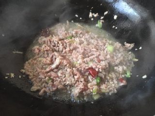 8、#一碗面条# 肉末香菇酱拌面,中火，放入肉末，把肉末滑散，炒到变色。