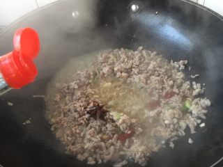 9、#一碗面条# 肉末香菇酱拌面,撒入少许白胡椒粉，沿锅边烹入1勺料酒，倒入1勺生抽，1勺老抽。 可按照自己喜欢的颜色调整老抽的量。 生抽和老抽的量只是个参考，因为使用的品牌不同所用的量是有区别的，做出来的成品味道也有差别。