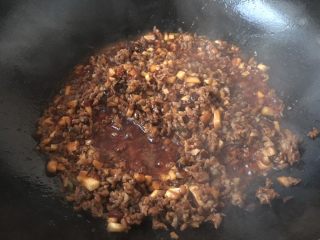 11、#一碗面条# 肉末香菇酱拌面,大火熬制、收汁，熬制至汤汁浓稠即可。