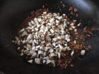 10、#一碗面条# 肉末香菇酱拌面,放入香锅末，放入少许盐，3g的白糖，翻炒均匀。 这时按照个人口味加盐调味，我喜欢口淡的，就没加盐。 放入3g的白糖，也就是二指糖，即一小捏的糖，用来提鲜增香。 如果您喜欢蚝油的味道，可加1勺蚝油，这样更是鲜上加鲜。