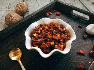 12、#一碗面条# 肉末香菇酱拌面,盛出肉香菇酱拌面备用。