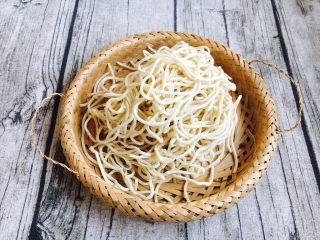 13、#一碗面条# 肉末香菇酱拌面,在超市买的面条120g。