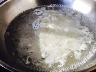 14、#一碗面条# 肉末香菇酱拌面,锅里放大量的水，水开了厚放入面条，水再开，关火，盖上锅盖焖4～5分钟。