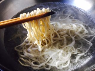 15、#一碗面条# 肉末香菇酱拌面,捞出面条盛在碗中，然后再面上浇上肉末香菇酱，吃的时候拌一拌。