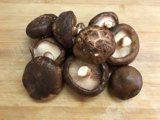 1、黄焖香菇,香菇洗净切去根部。