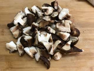 2、黄焖香菇,把洗净的香菇切成小块。