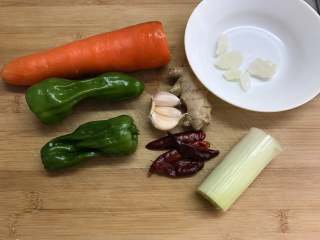 3、黄焖香菇,准备好配料。