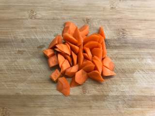 4、黄焖香菇,胡萝卜去皮后切滚刀块。