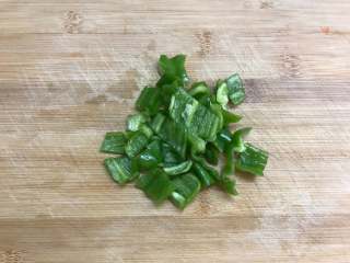 5、黄焖香菇,青椒洗净后切块。