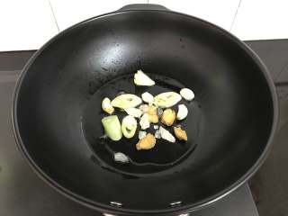 6、黄焖香菇,锅中倒适量油放入葱、姜、蒜和冰糖翻炒。