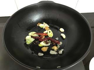 7、黄焖香菇,炒至冰糖融化后放入桂皮、八角、干辣椒。