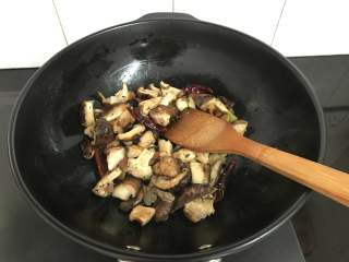 8、黄焖香菇,再放入切块的香菇炒均匀。