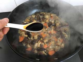 11、黄焖香菇,煮开后放入老抽、蚝油和适量盐调味。