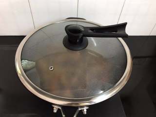 12、黄焖香菇,炖煮至食材变软入味。