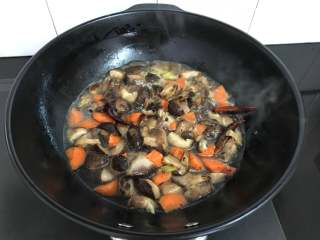 10、黄焖香菇,加入没过食材的清水。