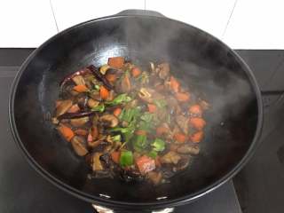 13、黄焖香菇,最后放入青椒翻炒均匀稍煮后即可出锅。