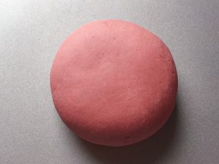 4、双色花馒头,和红色面团：将150克面粉和2克红曲米粉、45克白糖拌匀，加入酵母水（酵母粉加入温水中搅匀融化），边加边用筷子搅拌成絮状。再用手和成软硬适中的面团，盖上保鲜膜放温暖处发酵至2倍大。