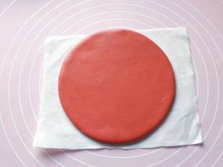 6、双色花馒头,将发酵好的面团分别排气揉匀后，先取红色面团擀个大圆饼。（面饼大小可随个人喜好）
