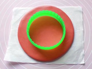 7、双色花馒头,拿个圆形模具在圆饼的中央位置轻轻压个印。