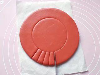 8、双色花馒头,用刀在面饼的周围切出长宽一致的条。