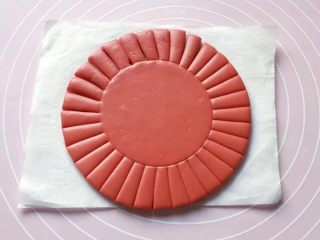 9、双色花馒头,全部切好的样子，如上图。