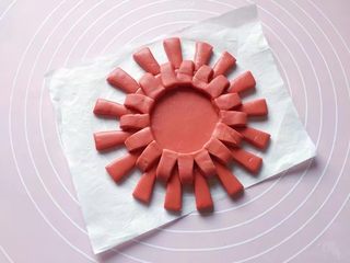 11、双色花馒头,全部折好的样子，如上图。