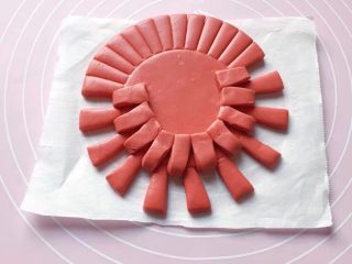 10、双色花馒头,把切好的条隔着一条往里一折，如上图。