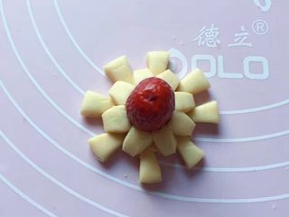 12、双色花馒头,同样的方法再做一个黄色的小花，中间放上一个红枣。